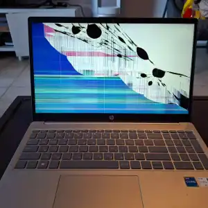 טכנאי מחשבים מחליף מסך שבור של מחשב נייד HP בחולון