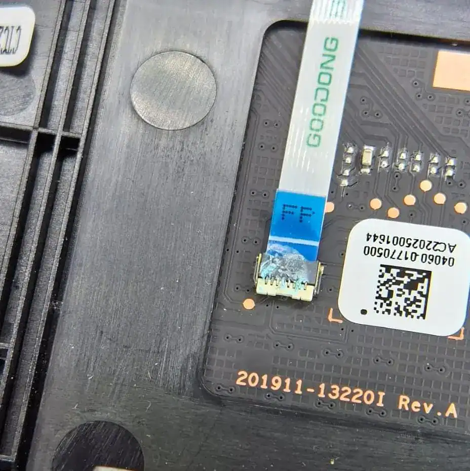 נזק קורוזיה ירוקה ומשקעים על קונקטור בלוח אם של מחשב נייד כתוצאה מנזק נוזלים